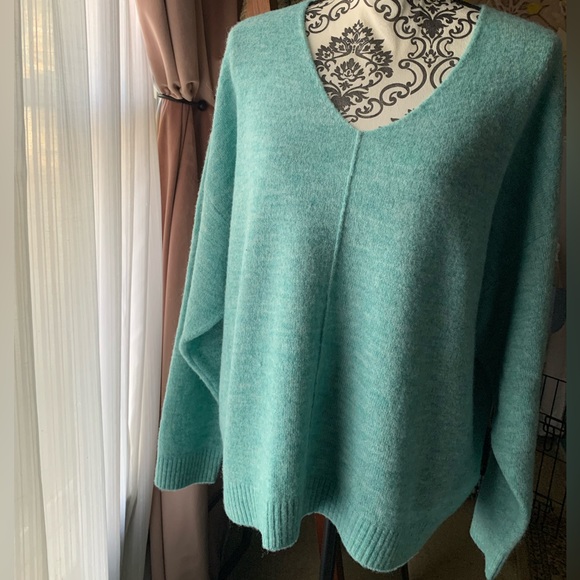 Super Soft H&M Oversized V Neck Sweater, Sz L, NWOT. - Picture 2 of 8